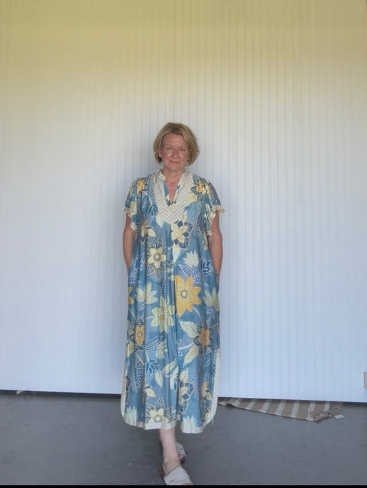 610 b floral blue dress